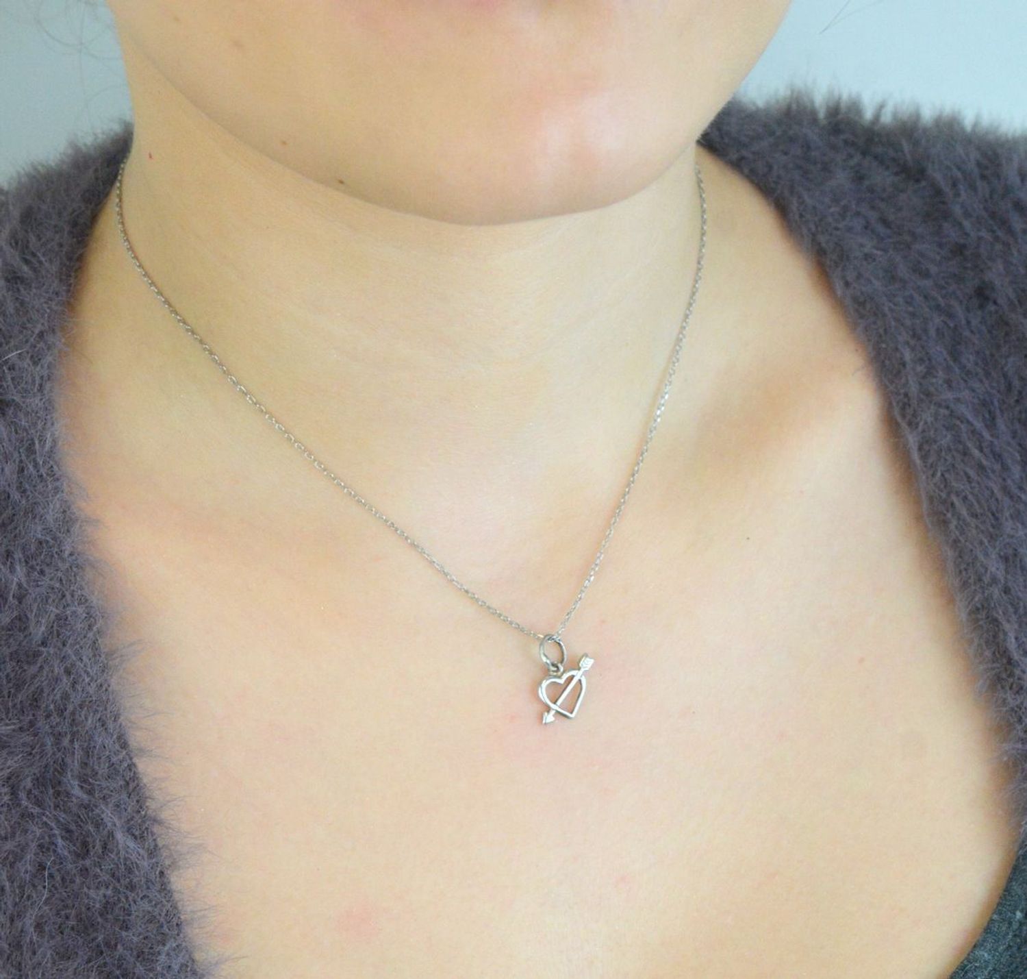 Srebrna zawieszka damska W 35 – delikatne serce z strzałą, wykonane ze srebra próby 925. Wymiary 1,5 × 1,5 cm, waga ok. 0,70 g. Subtelna i romantyczna biżuteria idealna na prezent dla 1.jpg